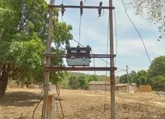 अंधेरे में डूबा गांव सूअरधार: एक महीने से बिजली नहीं, नदी का पानी पीने को मजबूर है परिवार