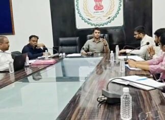 आम उपभोक्ताओं को पेट्रोल-डीजल की उपलब्धता सुनिश्चित करने प्रशासन द्वारा उठाए जा रहे सख्त कदम जिले में संचालित कंज्यूमर पंपों के संचालकों की बैठक लेकर जारी किए गए आवश्यक दिशा-निर्देश आम नागरिकों से भी पेट्रोल-डीजल का आवश्यकतानुसार ही उपयोग करने प्रशासन की अपील