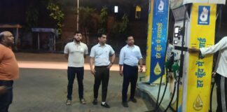 देर रात आकस्मिक निरीक्षण में अनियमितता मिलने पर खरसिया का वंदना पेट्रोल पंप सील