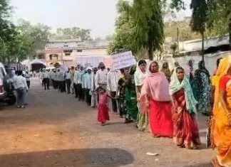 केंद्रीय गोंड महासभा विवाद: कोर्ट के आदेश के बावजूद नहीं मिला भवन – गोंड समाज ने दुर्ग कलेक्टोरेट पर किया धरना, 6 विरोधियों के जलाए पुतले