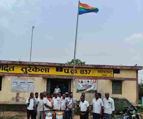 सहकारी सप्ताह पर आदिम जाति सेवा सहकारी समिति तिऊर तुरेकेला बरगढ में फराया गया झंडा