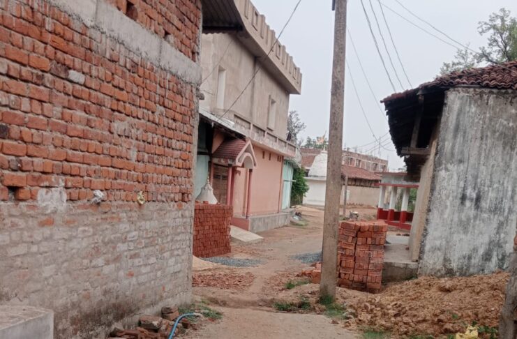 रोड के बीचों बीच का खंभा बना जी का जंजाल एंबुलेंस और जरूरी सेवाएं हो रही है बाधित