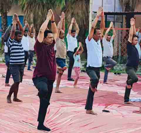 खरसिया में योग दिवस पर सामूहिक आयोजन: जनप्रतिनिधियों और अधिकारियों ने दिया स्वस्थ जीवन का संदेश