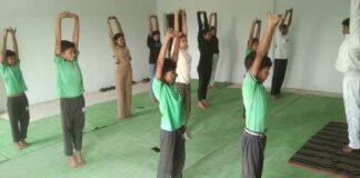सक्ती के ग्राम टेमर में अंतर्राष्ट्रीय योग दिवस: नन्हे बच्चों ने सीखे योग के गुर
