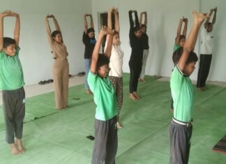 सक्ती के ग्राम टेमर में अंतर्राष्ट्रीय योग दिवस: नन्हे बच्चों ने सीखे योग के गुर
