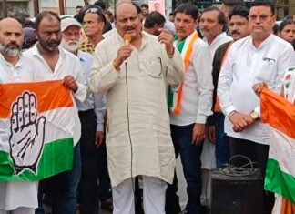 नकटी गांव बुलडोजर कार्रवाई के विरोध में कोरबा कांग्रेस का प्रदर्शन: मुख्यमंत्री का पुतला दहन