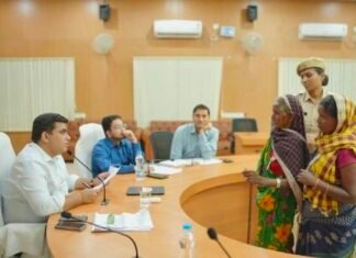 कोरबा कलेक्टर कुणाल दुदावत ने जनदर्शन में 109 आवेदनों पर सुनवाई की: अधिकारियों को निराकरण के दिए निर्देश