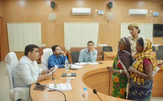 कोरबा कलेक्टर कुणाल दुदावत ने जनदर्शन में 109 आवेदनों पर सुनवाई की: अधिकारियों को निराकरण के दिए निर्देश