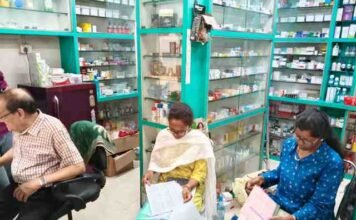6 दवा दुकानों में पहुंची खाद्य एवं औषधि प्रशासन की टीम, स्टॉक एवं क्रय-विक्रय अभिलेखों की हुई जांच