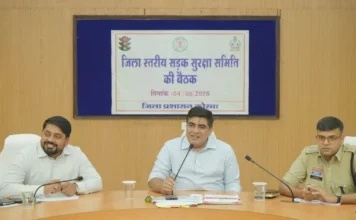 सड़क हादसों पर लगेगी लगाम आपकी सुरक्षा के लिए कलेक्टर और एसपी ने उठाए सख्त कदम सड़क सुरक्षा समिति की बैठक में निर्देश देते कलेक्टर कुणाल दुदावत और पुलिस अधीक्षक सिद्धार्थ तिवारी