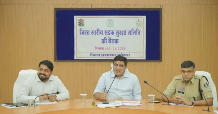 सड़क सुरक्षा समिति की बैठक में निर्देश देते कलेक्टर कुणाल दुदावत और पुलिस अधीक्षक सिद्धार्थ तिवारी