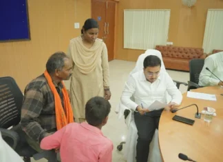 जनदर्शन में अधिकारियों ने सुनी जनता की पुकार, 83 आवेदनों पर तुरंत कार्रवाई के निर्देश जिला पंचायत सीईओ प्रतीक जैन कलेक्ट्रेट सभाकक्ष में जनदर्शन में आवेदनों की समीक्षा करते हुए