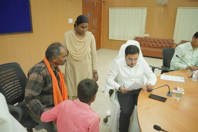 जनदर्शन में अधिकारियों ने सुनी जनता की पुकार, 83 आवेदनों पर तुरंत कार्रवाई के निर्देश जिला पंचायत सीईओ प्रतीक जैन कलेक्ट्रेट सभाकक्ष में जनदर्शन में आवेदनों की समीक्षा करते हुए