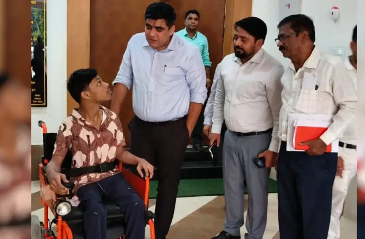 कलेक्टर की संवेदनशील पहल से दिव्यांग छात्र के सपनों को मिली नई उड़ान, मात्र 24 घंटे में मिली इलेक्ट्रॉनिक व्हीलचेयर कलेक्टर कुणाल दुदावत दिव्यांग छात्र को वील चेयर प्रदान कर बात करते हुए