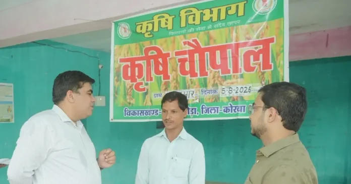 कलेक्टर-कुणाल दुदावत तानाखार में कृषक चौपाल का निरिक्षण करते हुए