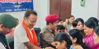 खरसिया में भावुक माहौल: “सिपाही रक्षा सूत्र संग्रहण कार्यक्रम” में बच्चियों और महिलाओं ने सैनिकों के नाम बांधी राखी