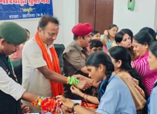 खरसिया में भावुक माहौल: “सिपाही रक्षा सूत्र संग्रहण कार्यक्रम” में बच्चियों और महिलाओं ने सैनिकों के नाम बांधी राखी