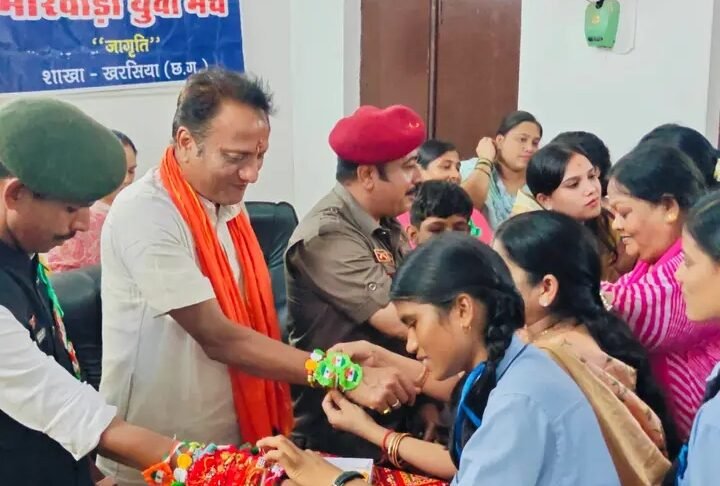 खरसिया में भावुक माहौल: “सिपाही रक्षा सूत्र संग्रहण कार्यक्रम” में बच्चियों और महिलाओं ने सैनिकों के नाम बांधी राखी