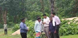 शत-प्रतिशत एवं त्रुटिरहित ई-गिरदावरी के लिए कलेक्टर ने किया खरसिया के गांवों का मैदानी निरीक्षणकलेक्टर ने समिति स्तर पर पहुंचकर ई-गिरदावरी के कार्यों का अवलोकन कर आवश्यक दिशा-निर्देश दिए
