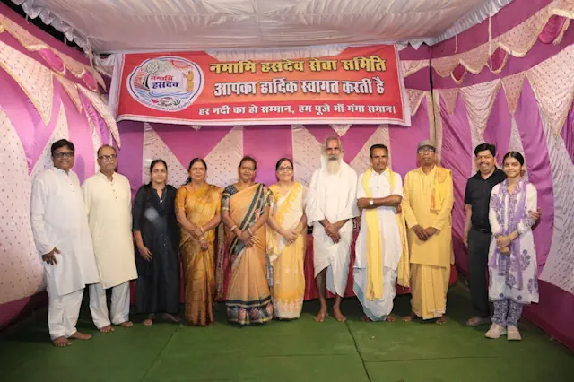 "कोरबा के माँ सर्वमंगला मंदिर घाट पर गुरु पूर्णिमा के अवसर पर हसदेव नदी की भव्य आरती करते श्रद्धालु और उपस्थित अतिथि"