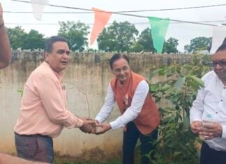अग्रसेन भवन जमनीपाली में ‘एक पेड़ मां के नाम’ अभियान के तहत पौधारोपण