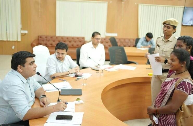 कोरबा कलेक्टर जनदर्शन में 45 आवेदन, समय-सीमा में निराकरण के निर्देश
