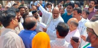 अपनी बाउंड्री वॉल पीछे खिसकाए वेदांता: परसाभांठा में फोरलेन सड़क निर्माण के खिलाफ दुकानदारों के समर्थन में उतरे पूर्व मंत्री जयसिंह