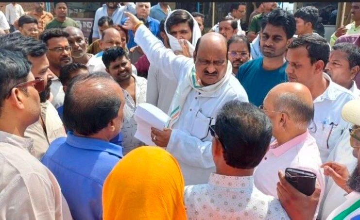 अपनी बाउंड्री वॉल पीछे खिसकाए वेदांता: परसाभांठा में फोरलेन सड़क निर्माण के खिलाफ दुकानदारों के समर्थन में उतरे पूर्व मंत्री जयसिंह