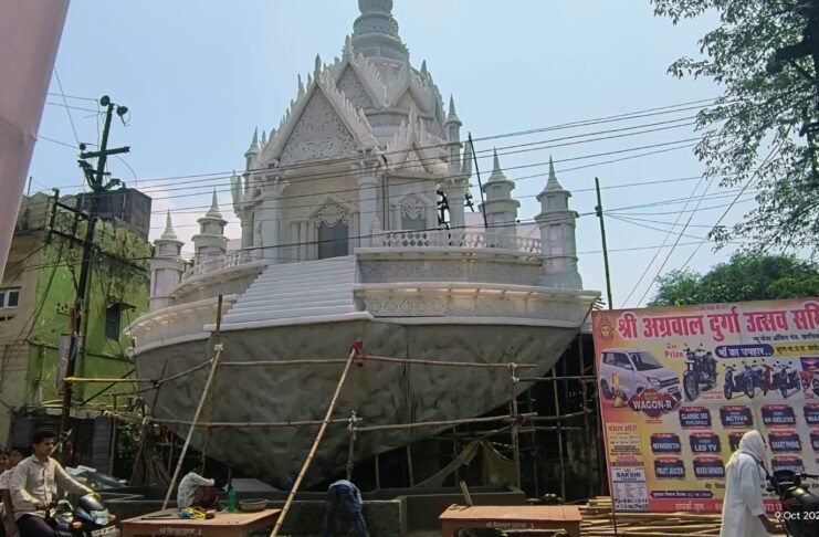 स्वर्ग-नरक की थीम पर सज रहा मां जगदंबे का भव्य पंडाल
