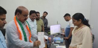 नगर में बुनियादी सुविधाओं का अभाव तालाबों को सौंदर्यीकरण के नाम पर छोटा किये जाने का आरोप