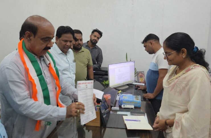 नगर में बुनियादी सुविधाओं का अभाव तालाबों को सौंदर्यीकरण के नाम पर छोटा किये जाने का आरोप